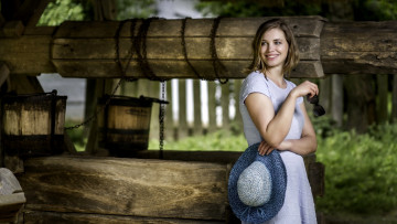 Картинка девушки -+брюнетки +шатенки колодец ведра шатенка очки шляпа улыбка