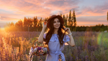 Картинка девушки -+брюнетки +шатенки закат луг цветы шатенка шляпа корзинка улыбка
