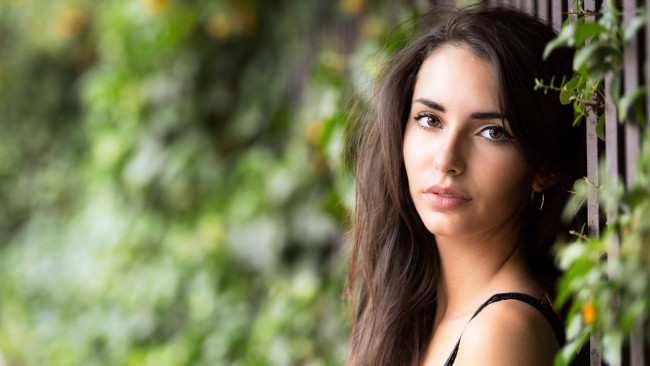 Обои картинки фото девушки, - лица,  портреты, брюнетка, взгляд