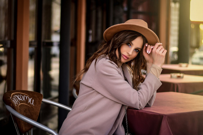 Обои картинки фото девушки, - брюнетки,  шатенки, шатенка, пальто, шляпа