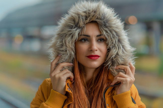 Обои картинки фото девушки, - лица,  портреты, рыженькая, пальто, капюшон, алая, помада