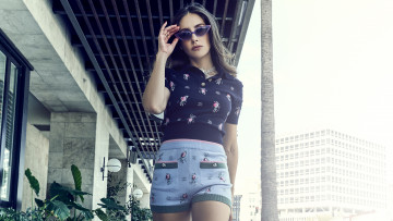 Картинка девушки alison+brie топ шорты очки