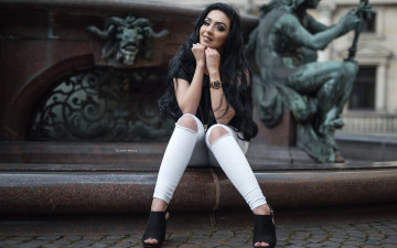 Картинка бестия девушки -+брюнетки +шатенки девушка женщина брюнетка темноволосая сексуальная модель звезда позирует разная обувь верхняя стильная одежда нижнее эротическое бельё трусы лифчик колготки чулки аксессуары макияж и множество элементов на фотографии