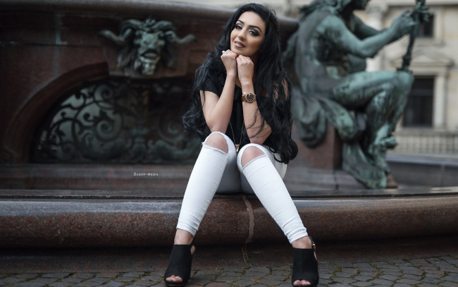 Обои картинки фото бестия, девушки, - брюнетки,  шатенки, девушка, женщина, брюнетка, темноволосая, сексуальная, модель, звезда, позирует, разная, обувь, верхняя, стильная, одежда, нижнее, эротическое, бельё, трусы, лифчик, колготки, чулки, аксессуары, макияж, и, множество, элементов, на, фотографии