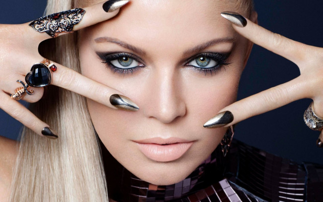 Обои картинки фото музыка, fergie , stacy ferguson, портрет, макияж, кольца