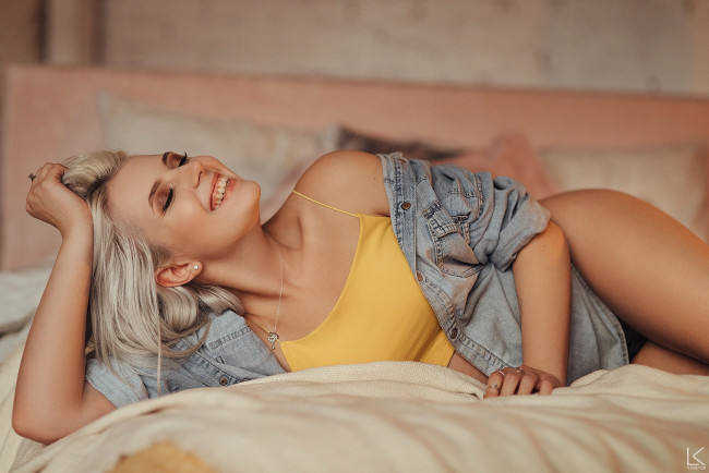 Обои картинки фото бестия, девушки, - блондинки,  светловолосые, девушка, женщина, блондинка, светловолосая, сексуальная, модель, звезда, позирует, разная, обувь, верхняя, стильная, одежда, нижнее, эротическое, бельё, трусы, лифчик, колготки, чулки, аксессуары, макияж, и, множество, элементов, на, фотографии