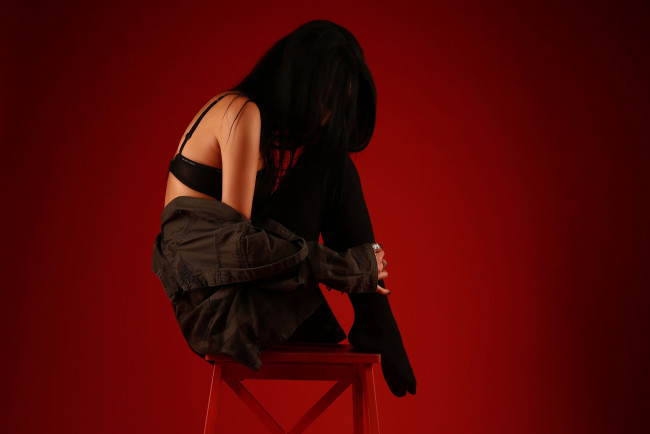 Обои картинки фото бестия, девушки, - брюнетки,  шатенки, девушка, женщина, брюнетка, темноволосая, сексуальная, модель, звезда, позирует, разная, обувь, верхняя, стильная, одежда, нижнее, эротическое, бельё, трусы, лифчик, колготки, чулки, аксессуары, макияж, и, множество, элементов, на, фотографии