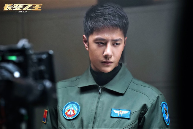 Обои картинки фото кино фильмы, born to fly, летчик, форма