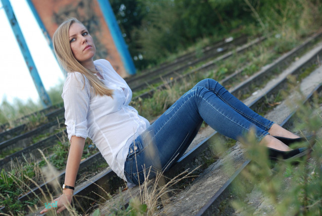 Обои картинки фото бестия, девушки, - блондинки,  светловолосые, девушка, женщина, блондинка, светловолосая, сексуальная, модель, звезда, позирует, разная, обувь, верхняя, стильная, одежда, нижнее, эротическое, бельё, трусы, лифчик, колготки, чулки, аксессуары, макияж, и, множество, элементов, на, фотографии