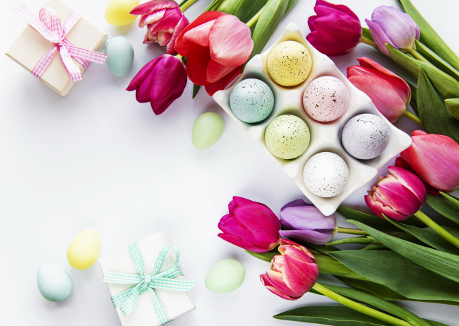 Обои картинки фото праздничные, пасха, тюльпаны, пасхальные, крашенки, подарки