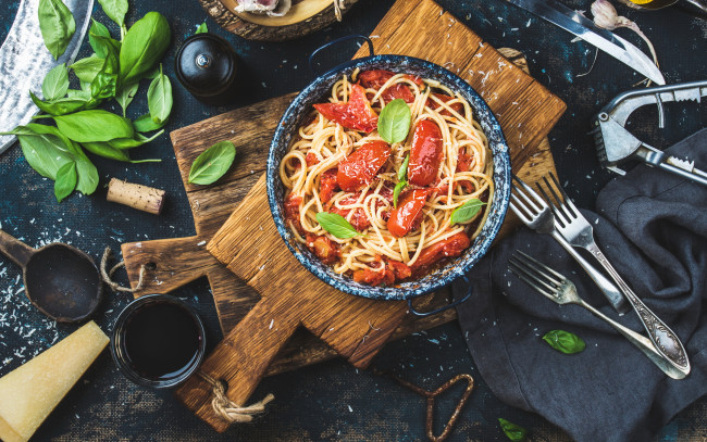 Обои картинки фото еда, макароны,  макаронные блюда, базилик, спагетти, вяленые, помидоры