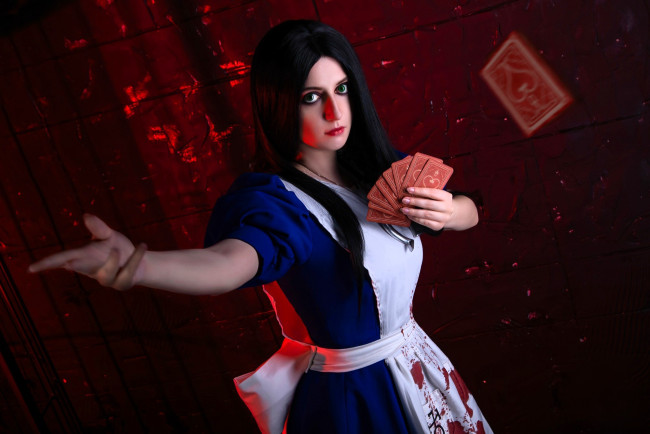 Обои картинки фото tomka violea, девушки, образ, косплей, наряд, платье, фартук, карты