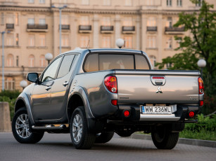 обоя автомобили, mitsubishi, cab, 2014г, double, l200, темный