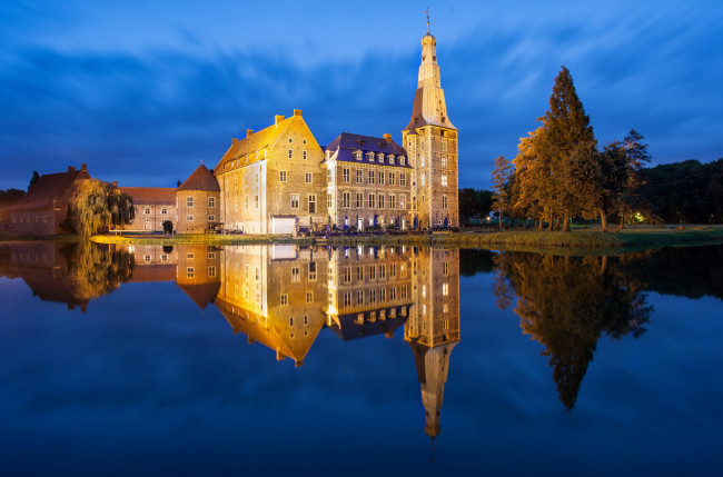 Обои картинки фото замок raesfeld германия, города, - дворцы,  замки,  крепости, огни, деревья, raesfeld, замок, ночь, река, германия