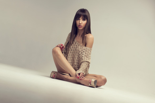 Обои картинки фото девушки, -unsort , брюнетки,  шатенки, ноги, свитер