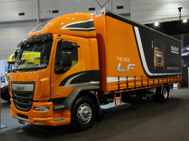 Обои картинки фото daf stand, автомобили, daf , выставка, улица, грузовик, тяжелый, тягач, седельный