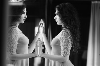 Картинка девушки -unsort+ Черно-белые+обои отражение