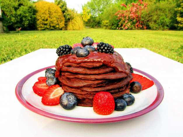 Обои картинки фото еда, блины,  оладьи, клубника, черника, варенье, ежевика