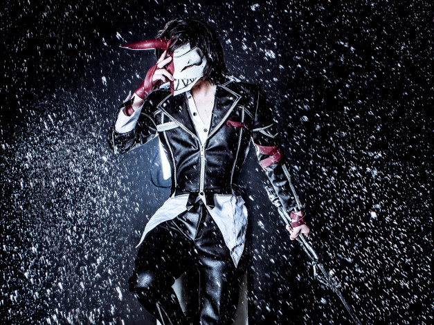 Обои картинки фото hero warz, разное, cosplay , косплей, hero, warz, парень, дождь, оружие, игра, маска