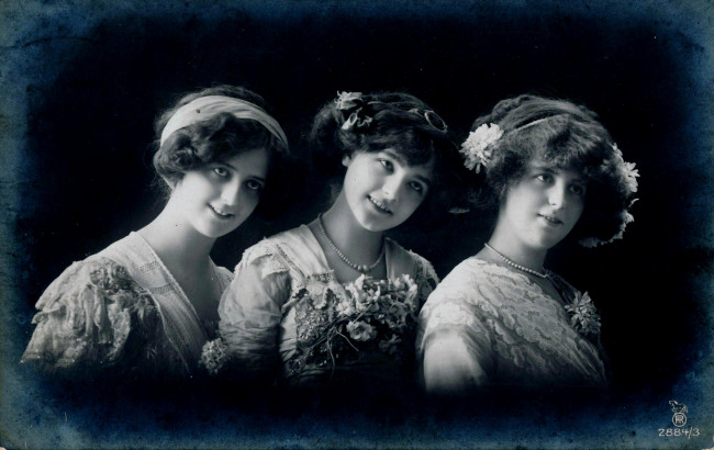 Обои картинки фото разное, ретро,  винтаж, улыбки, девушки, черно-белая, фотография