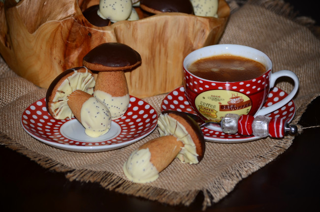 Обои картинки фото еда, кофе,  кофейные зёрна, пирожное