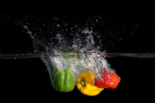 Обои картинки фото еда, перец, вода, брызги