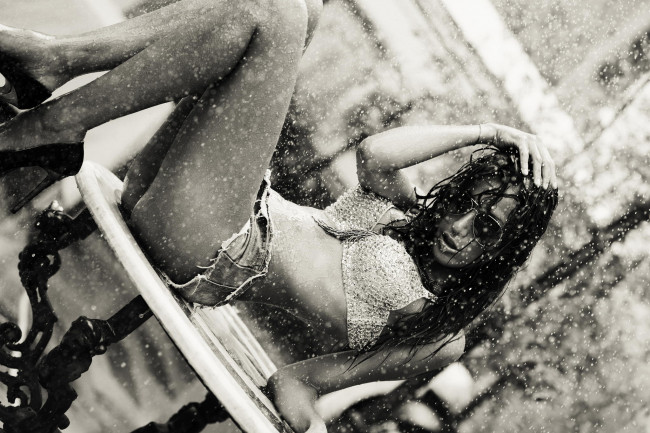 Обои картинки фото девушки, -unsort , Черно-белые обои, капли, очки