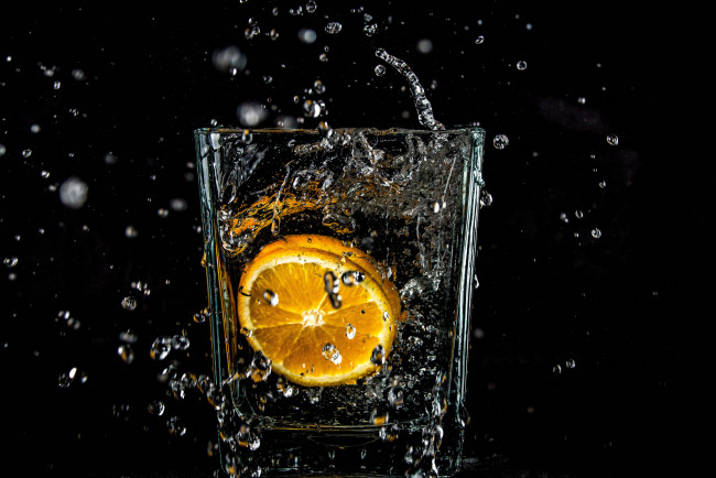 Обои картинки фото еда, цитрусы, вода, долька