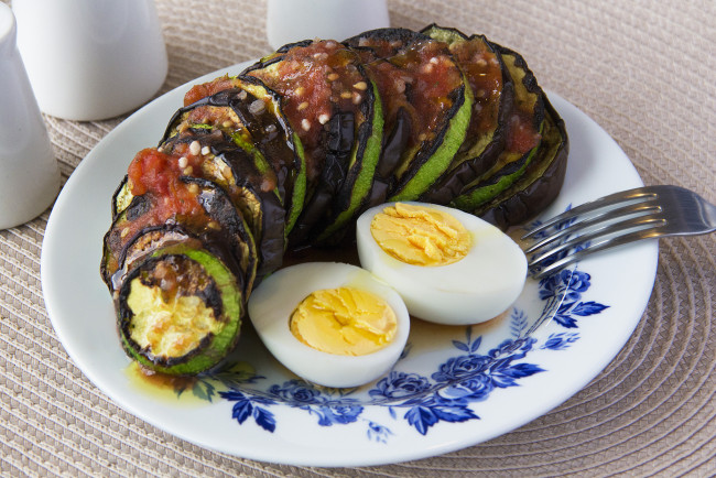 Обои картинки фото еда, мясные блюда, кабачок, яйца