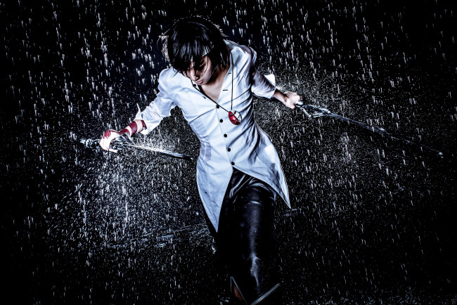 Обои картинки фото hero warz, разное, cosplay , косплей, hero, warz, дождь, парень, оружие