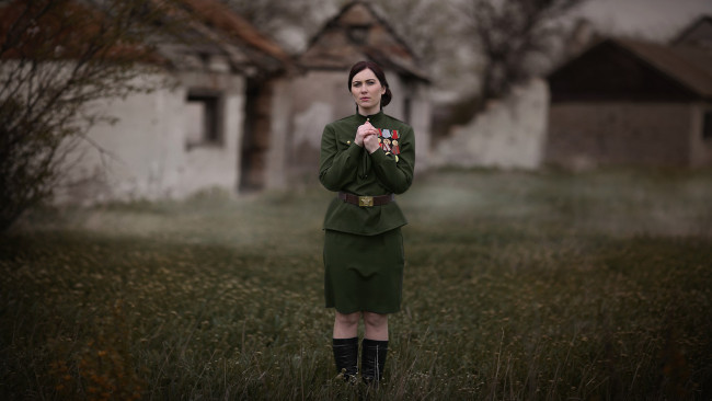 Обои картинки фото девушки, -unsort , брюнетки,  шатенки, девушка, великая, отечественная, война, день, победы, 9, мая, награды, ко, дню, великой, гимнастёрка