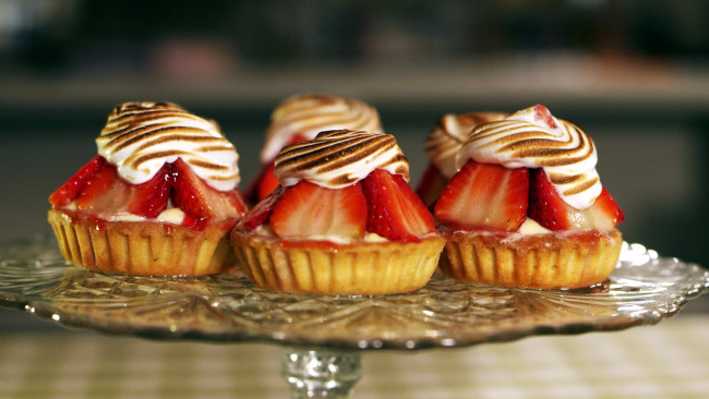 Обои картинки фото еда, пирожные,  кексы,  печенье, клубника