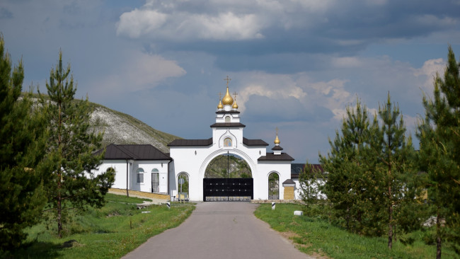 Обои картинки фото города, - католические соборы,  костелы,  аббатства, дорога, ворота, в, монастырь, небо, ель