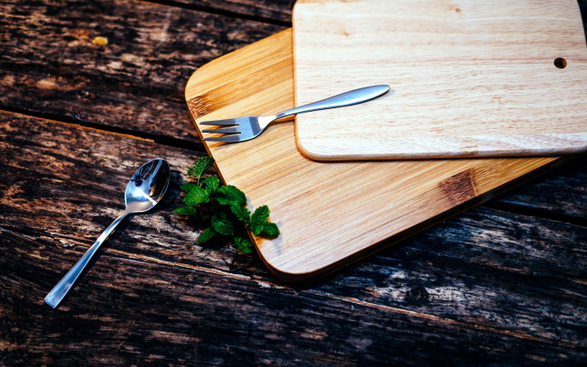 Обои картинки фото разное, посуда,  столовые приборы,  кухонная утварь, вилка, ложка, разделочная, доска
