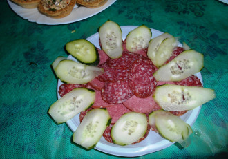Картинка еда колбасные+изделия колбаса огурец