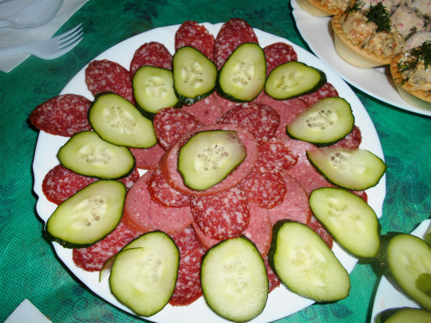 Обои картинки фото еда, колбасные изделия, колбаса, огурец