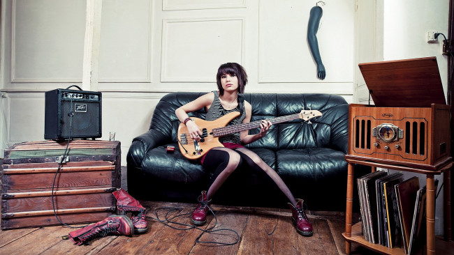 Обои картинки фото музыка, -другое, взгляд, диван, гитара, девушка