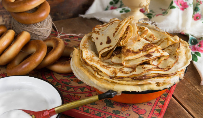 Обои картинки фото еда, блины,  оладьи, сметана, сушки, масленица