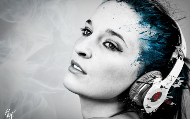 Обои картинки фото музыка, -другое, девушка, наушники, лицо, взгляд
