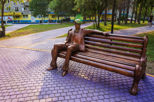 Обои картинки фото города, - памятники,  скульптуры,  арт-объекты, скульптура, памятник, город, фиолетовый сквер, скамейка, россия, комсомольск-на-амуре