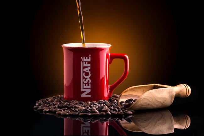 Обои картинки фото бренды, nescafe, nescafе, кофе, совок, фон, отражение, кружка, кофейные, зёрна