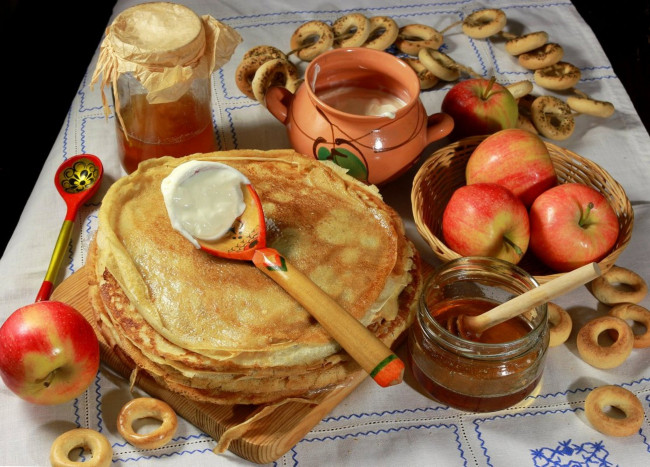 Обои картинки фото еда, блины,  оладьи, мед, яблоки, сметана, сушки, масленница