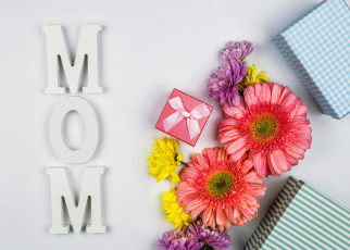 Картинка праздничные день+матери герберы надпись подарки