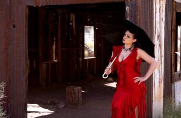 Картинка девушки aria+giovanni платье зонт сарай