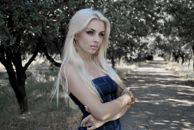 Обои картинки фото девушки, - блондинки,  светловолосые, блондинка, аллея