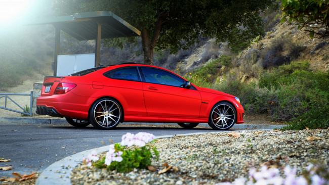 Обои картинки фото автомобили, mercedes-benz, мерседес, красный, дорога, горы