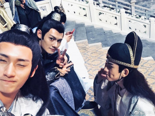 Картинка разное знаменитости актеры костюмы съемки перерыв