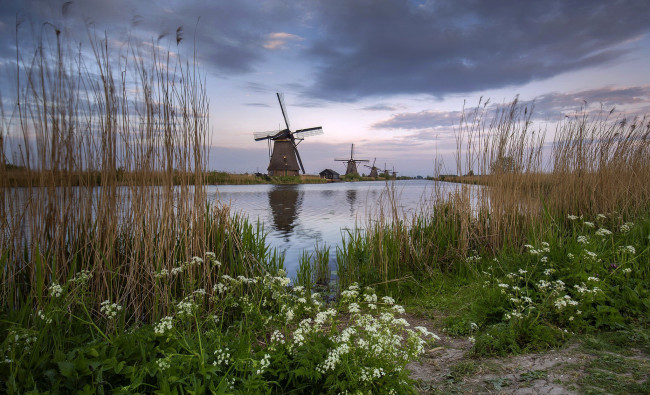 Обои картинки фото разное, мельницы, река, тучи