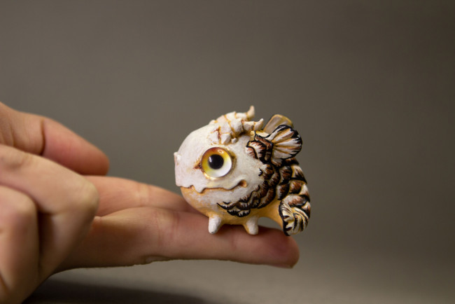 Обои картинки фото разное, игрушки, дракончик, палец