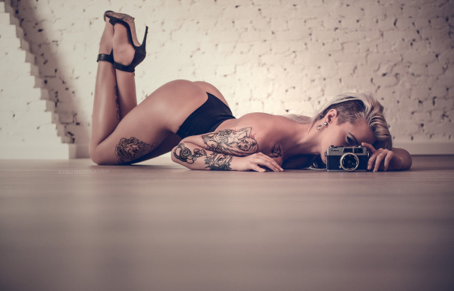 Обои картинки фото девушка - girl, девушки, - блондинки,  светловолосые, девушка, женщина, блондинка, светловолосая, сексуальная, модель, звезда, позирует, разная, обувь, верхняя, стильная, одежда, нижнее, эротическое, бельё, трусы, лифчик, колготки, чулки, аксессуары, макияж, и, множество, элементов, на, фотографии, ilona, vaes